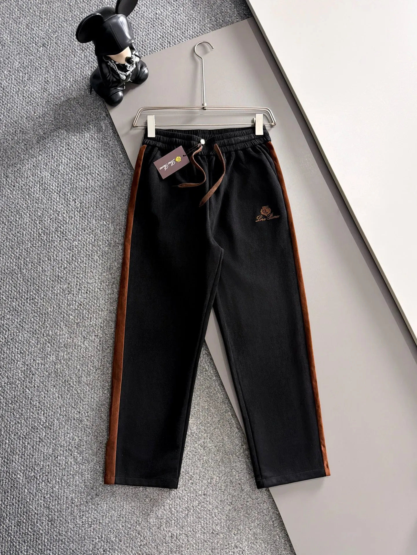 🛫🛫🛫High version Loro Piana 26ss customized top-quality fabric new jacket casual pants, ribbon letter embroidery stitching new show products‼ The product is in perfect condition, comfortable and warm, complete with three labels, full and attractive color, very outstanding design, customized hardware accessories can easily enhance the fashion sense, the workmanship is extremely elegant and rigorous, and the wiring is neat and meticulous! A masterpiece from a famous designer! The upper body does not look bloated and is super handsome! Sizes：M～XXXL